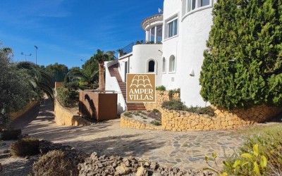 Fantastic villa with panoramic sea views.